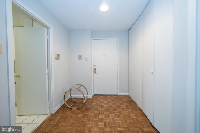 Building Photo - 1637 Oakwood Dr