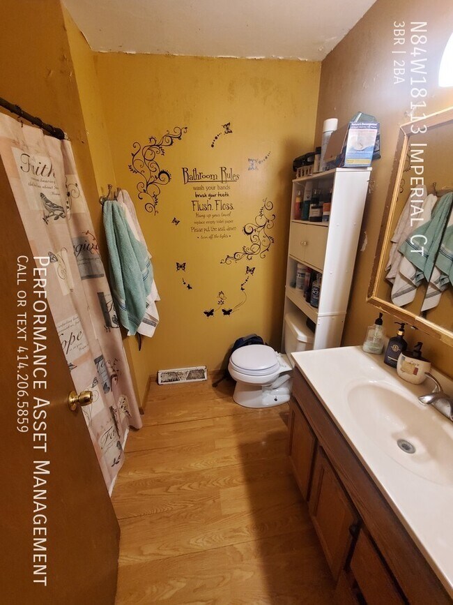 Building Photo - Charming 3bed/1.5bath Menomonee Falls Ranch