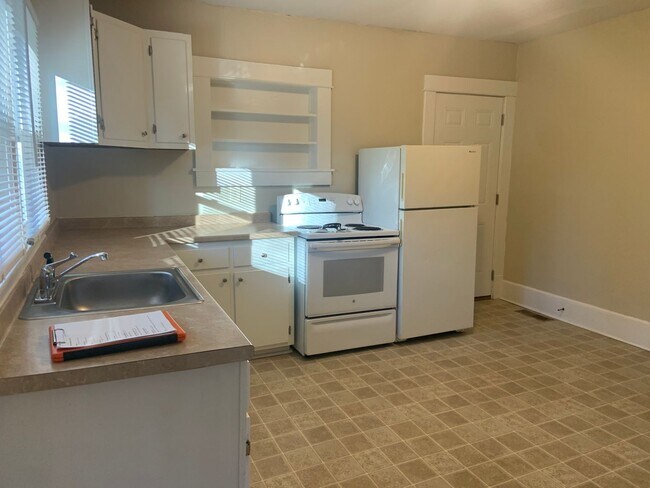 Building Photo - 1 BR apartment w/ hardwood floors and lawn...