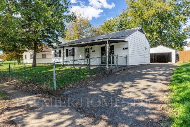 Foto del edificio - Charming 3-Bedroom Home with Large Fenced ...
