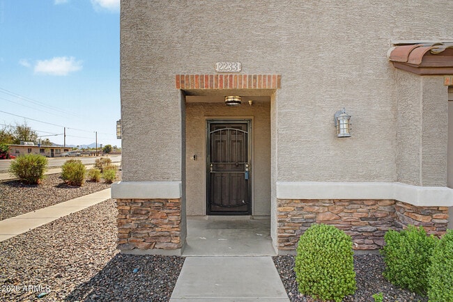 Foto del edificio - 2233 E Huntington Dr