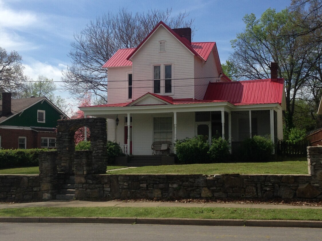 Primary Photo - 904 S Douglas Ave