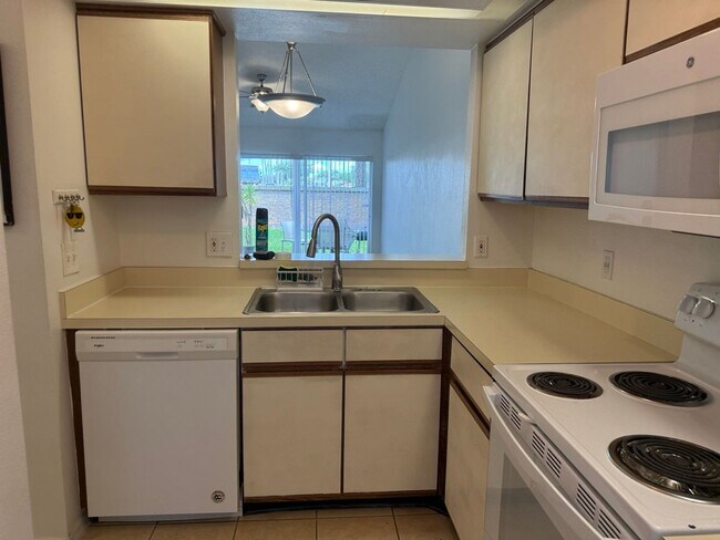 Building Photo - Cozy 2/2 Town Home in Meadow Woods! Availa...