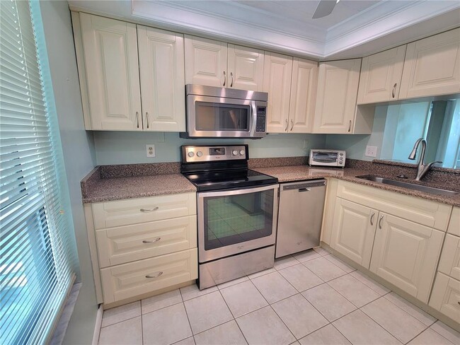 Building Photo - 2615 Cove Cay Dr