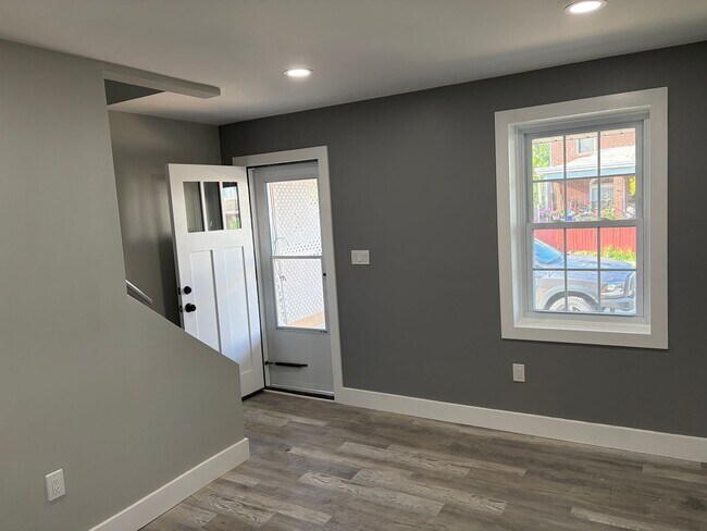 Foto del edificio - Fully Renovated 2 Bed 1 Bath Townhouse Style Row Home Now Available