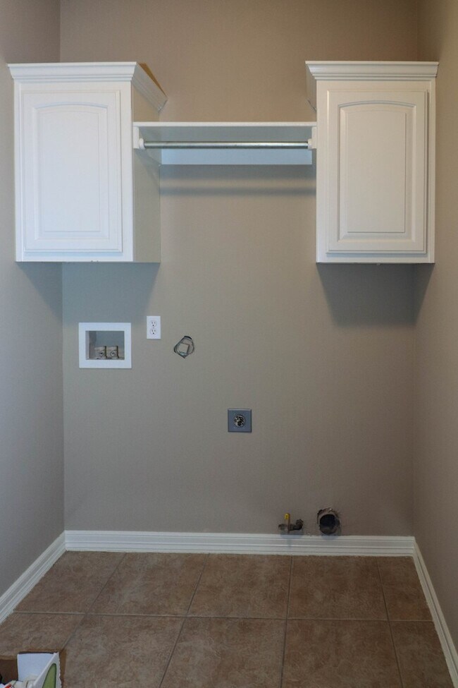 Building Photo - Gorgeous 4 Bedroom Newly Painted Home With...