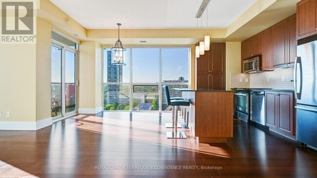 Building Photo - 70 Roehampton Ave