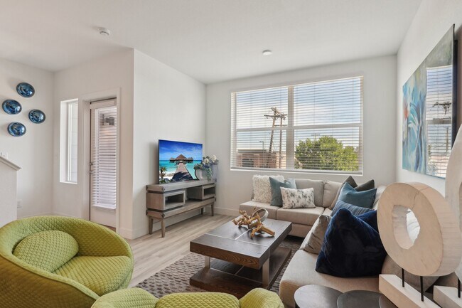 Amplia sala de estar flexible - 3600 S Inca St