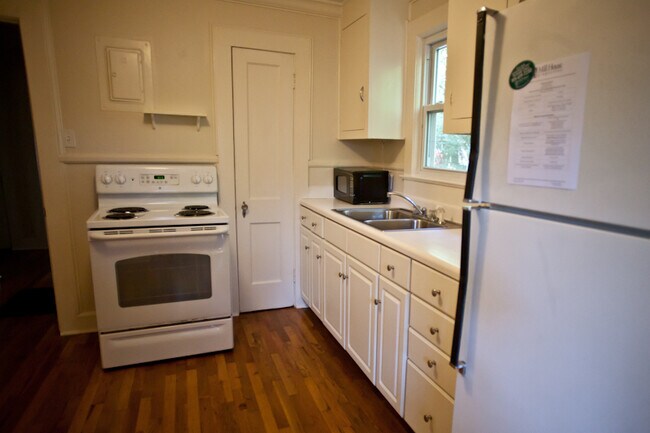 Building Photo - Walk downtown from a 2-bedroom home!