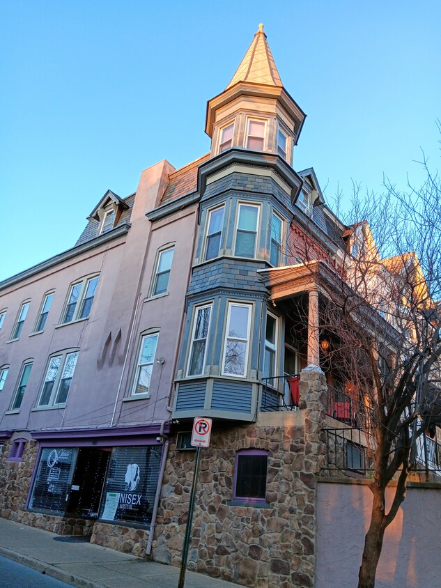 Facade Of Building - 1225 W Walnut St