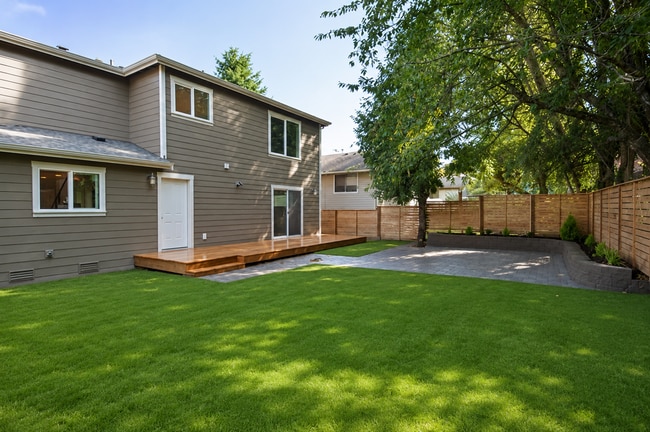 Building Photo - Spacious 5-Bedroom Home for Rent in the Maple Leaf Community