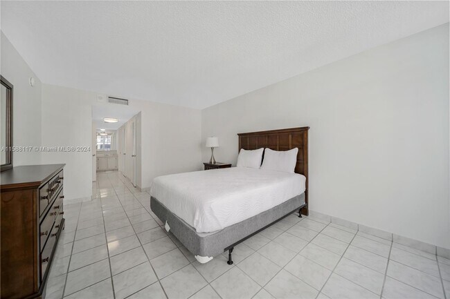 Building Photo - 6039 Collins Ave