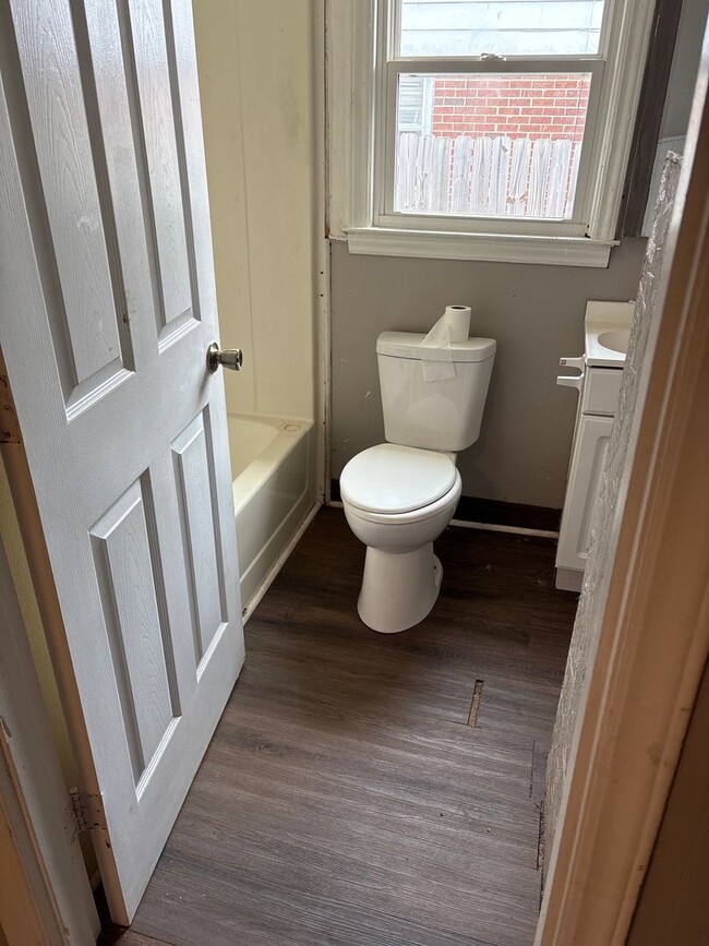 Building Photo - 4 Bedroom 1 Bath in High Point