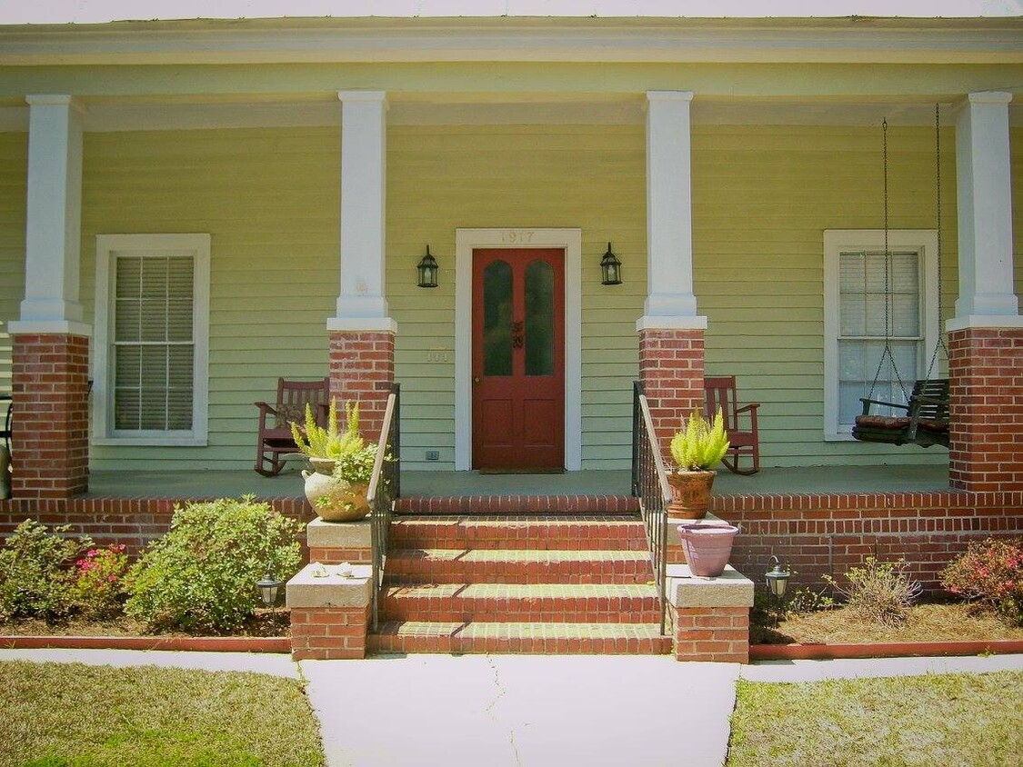 front entrance - 1917 Union St