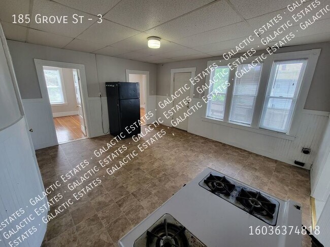 Building Photo - East Side Gigantic 4 bedroom 1 bath apartment