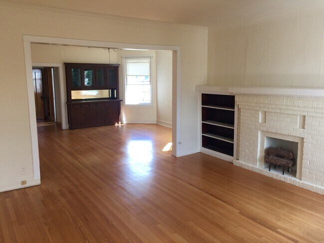 Building Photo - 4743 N Maplewood Ave