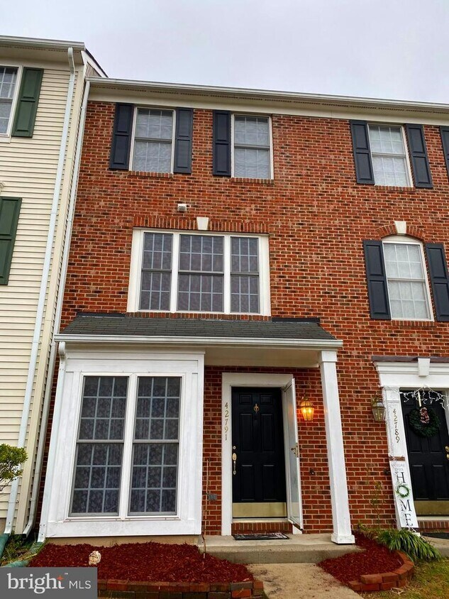 Primary Photo - 42791 Pilgrim Square
