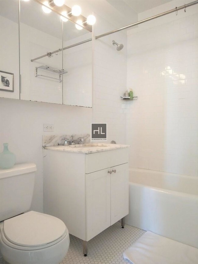 Building Photo - Luxury 1 BR on LIC Waterfront