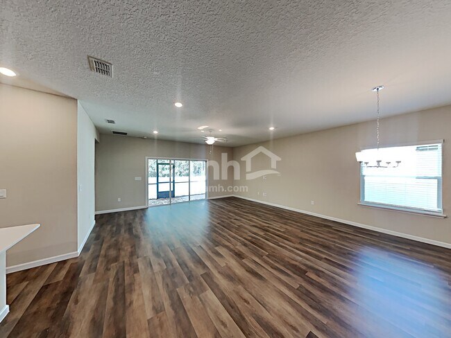 Foto del edificio - 244 Hemlock Pt