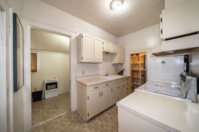 Building Photo - 833 S Elizabeth