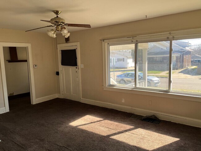 Building Photo - Akron Single Home