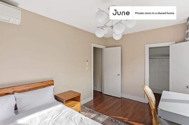 Foto del edificio - Private bedroom in 3 bed/1 bath Home