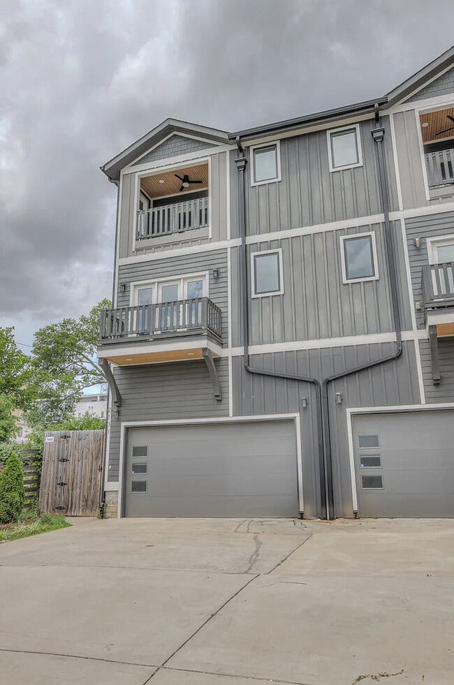 Building Photo - 2137 Buena Vista Pike