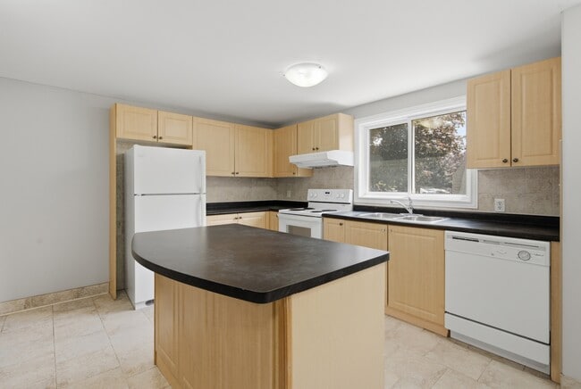 Building Photo - Lakeshore Valley