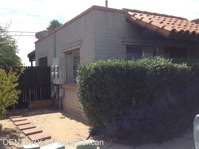 Building Photo - 2 br, 1 bath House - 211 W. Roger Road No 17