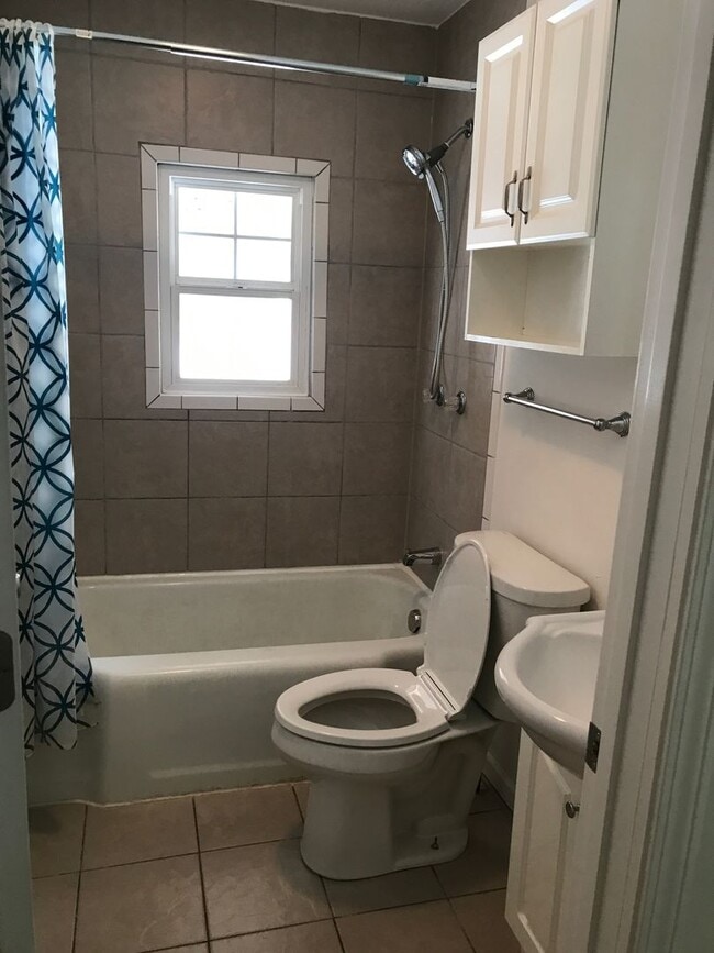 Building Photo - 2 bedroom/1 bathroom single family home!