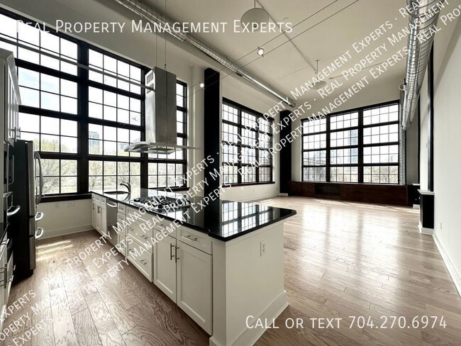 Building Photo - Stunning 2BR/2BA Condo in Uptown Charlotte!