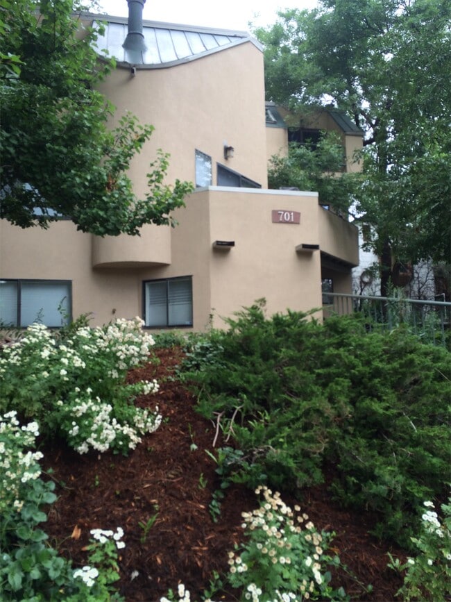 Building Photo - 701 Pearl St