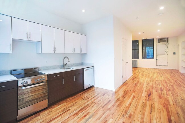 Building Photo - 114 E 28th St