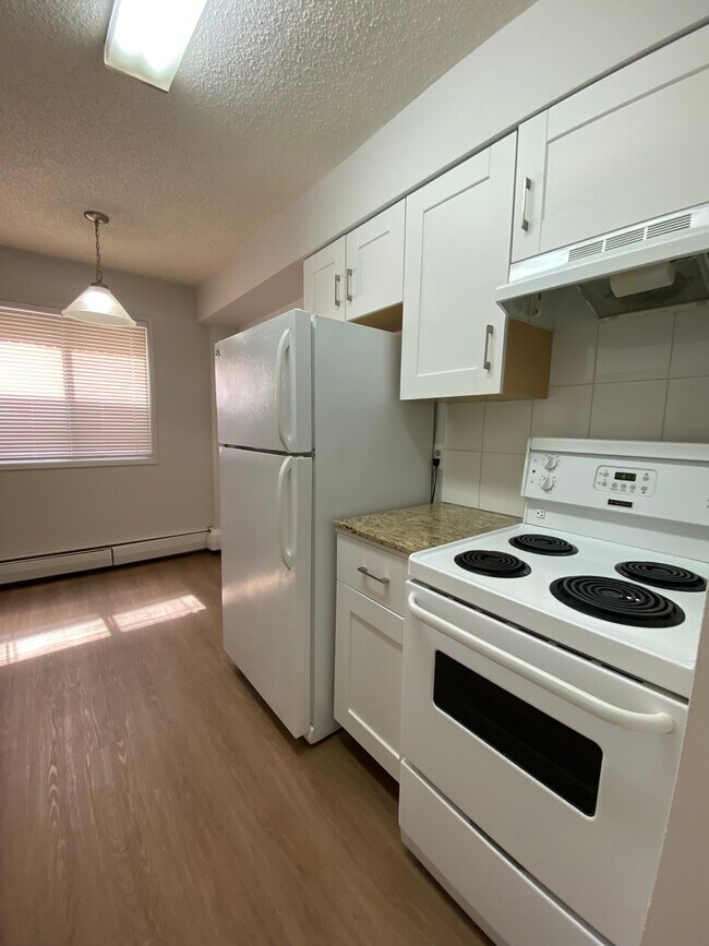 Photo du bâtiment - Spacious One Bedroom Apartment in Beautiful Sunnyside