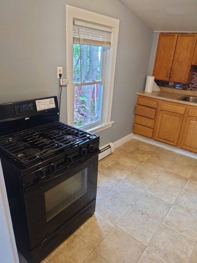 Building Photo - 2 Bedroom Single Cottage Family Home in Wo...