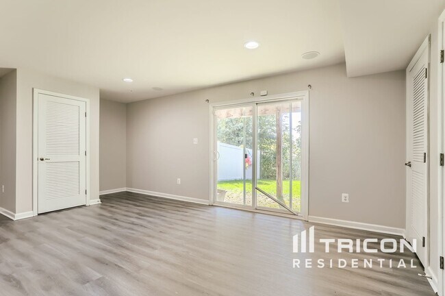 Foto del edificio - 586 Fox River Hills Way