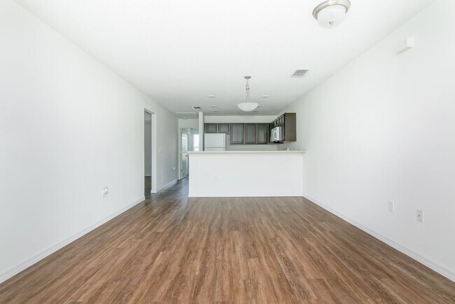 Building Photo - MOVE IN BY 10/15 and RECEIVE 2 WEEKS OFF Y...