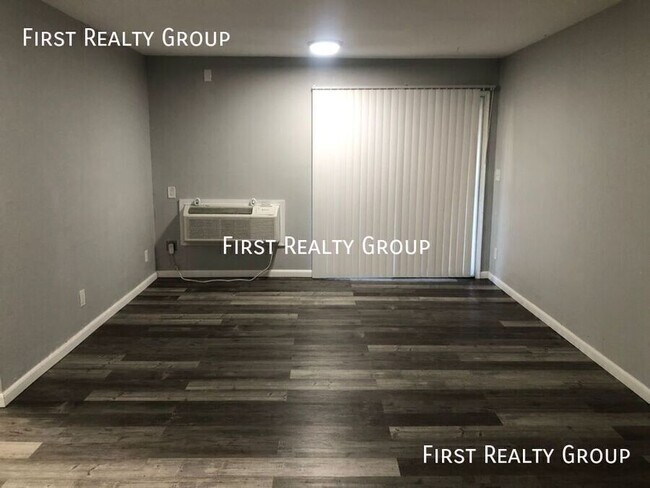 Building Photo - 2 Bedroom, 1 Bath Apartment, Move in Ready...