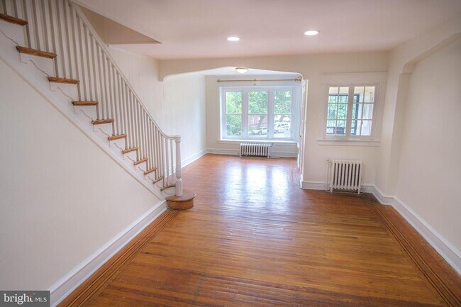 Foto del edificio - 5705 Woodcrest Ave