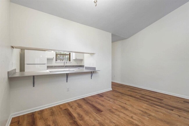 Foto del edificio - 2556 Panther Creek Rd