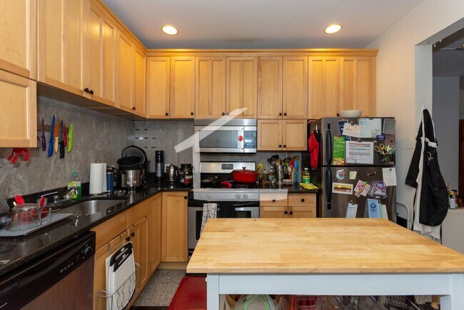 Building Photo - Renovated Brookline Apt near BU!  Modern A...