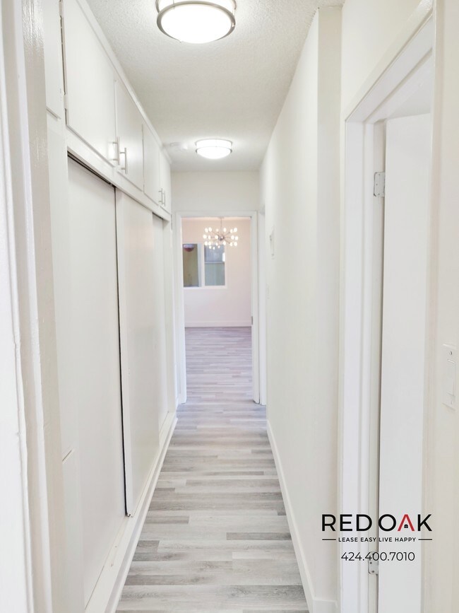 Building Photo - Just on the Market! - Modern Two Bedroom