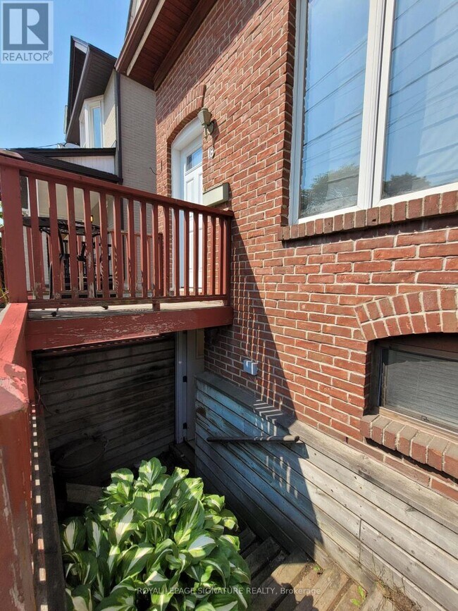 Photo du bâtiment - 18 Coxwell Ave