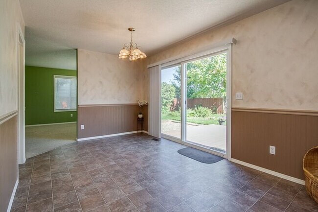 Foto del edificio - 4-Bedroom Two-Story Home