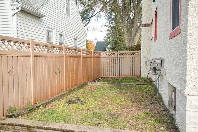 Building Photo - Kutzky Park Home w/Master Suite