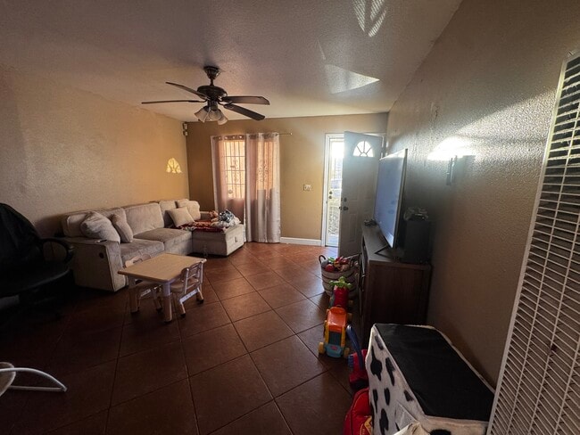 Building Photo - 831 N H St