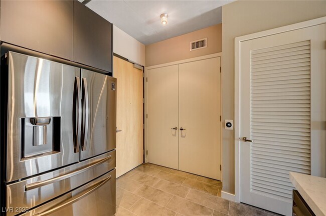 Foto del edificio - 353 E Bonneville Ave