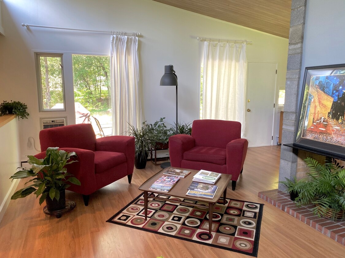 sala de estar de concepto abierto - 983 Cayuga Heights Rd