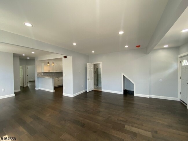 Building Photo - 41 Hinsdale Pl