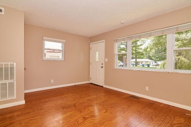 Building Photo - Cozy 2 Bedroom Duplex Home